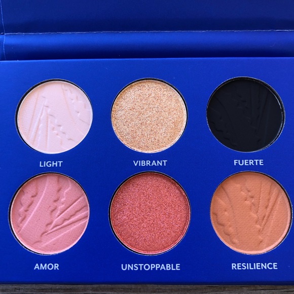 TRESLUCE BEAUTY I Am Siempre Divina Set Eyeshadow Palette, Lashes, & Lash Glue - Picture 3 of 9